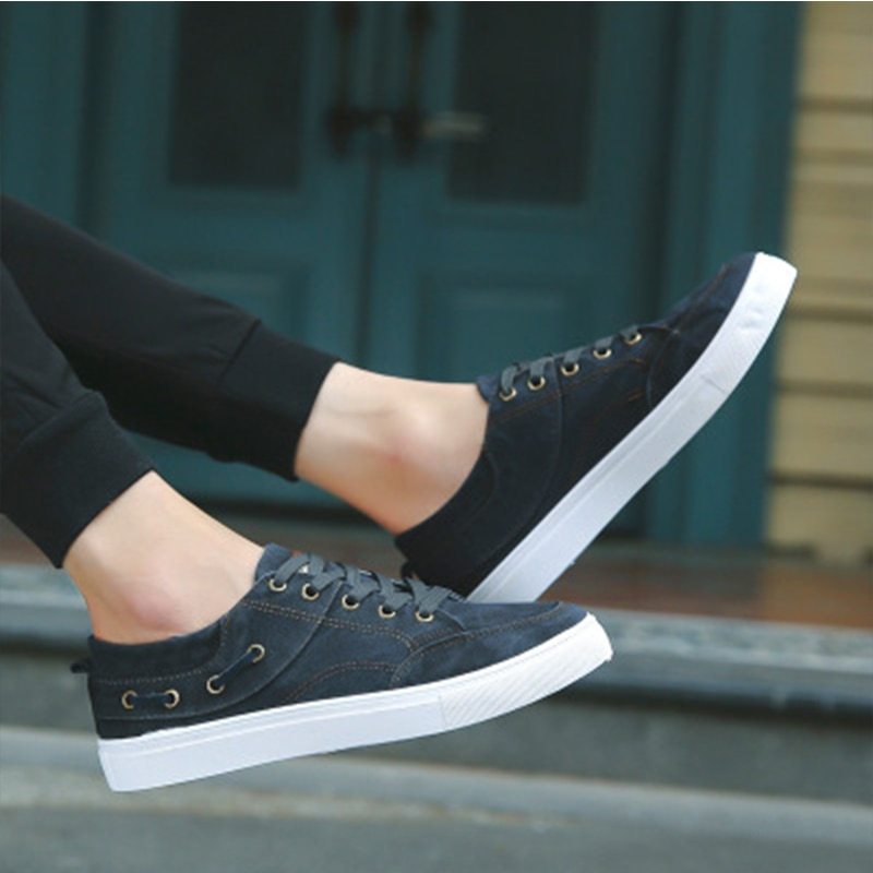 Breathable casual lazy canvas shoes worn casually, showcasing relaxed style and comfort for everyday wear.