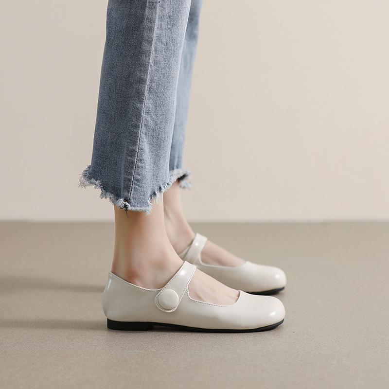 Fashion Flat Cute Single Shoe Women worn by a person with blue jeans, showcasing stylish comfort.